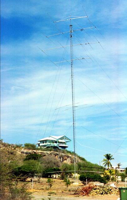 antennas+blue house-sm.jpg (139244 bytes)