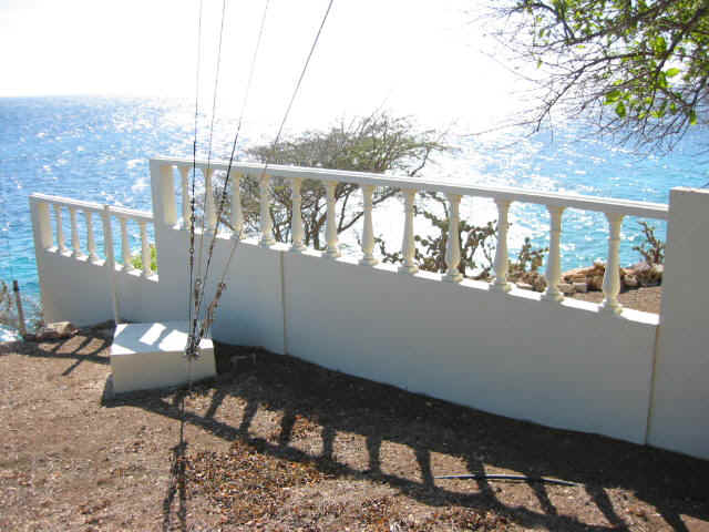 balustrade.and.ocean.jpg (76167 bytes)